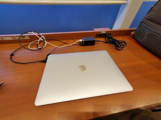 M1 MacBook Airとモバイルアダプター