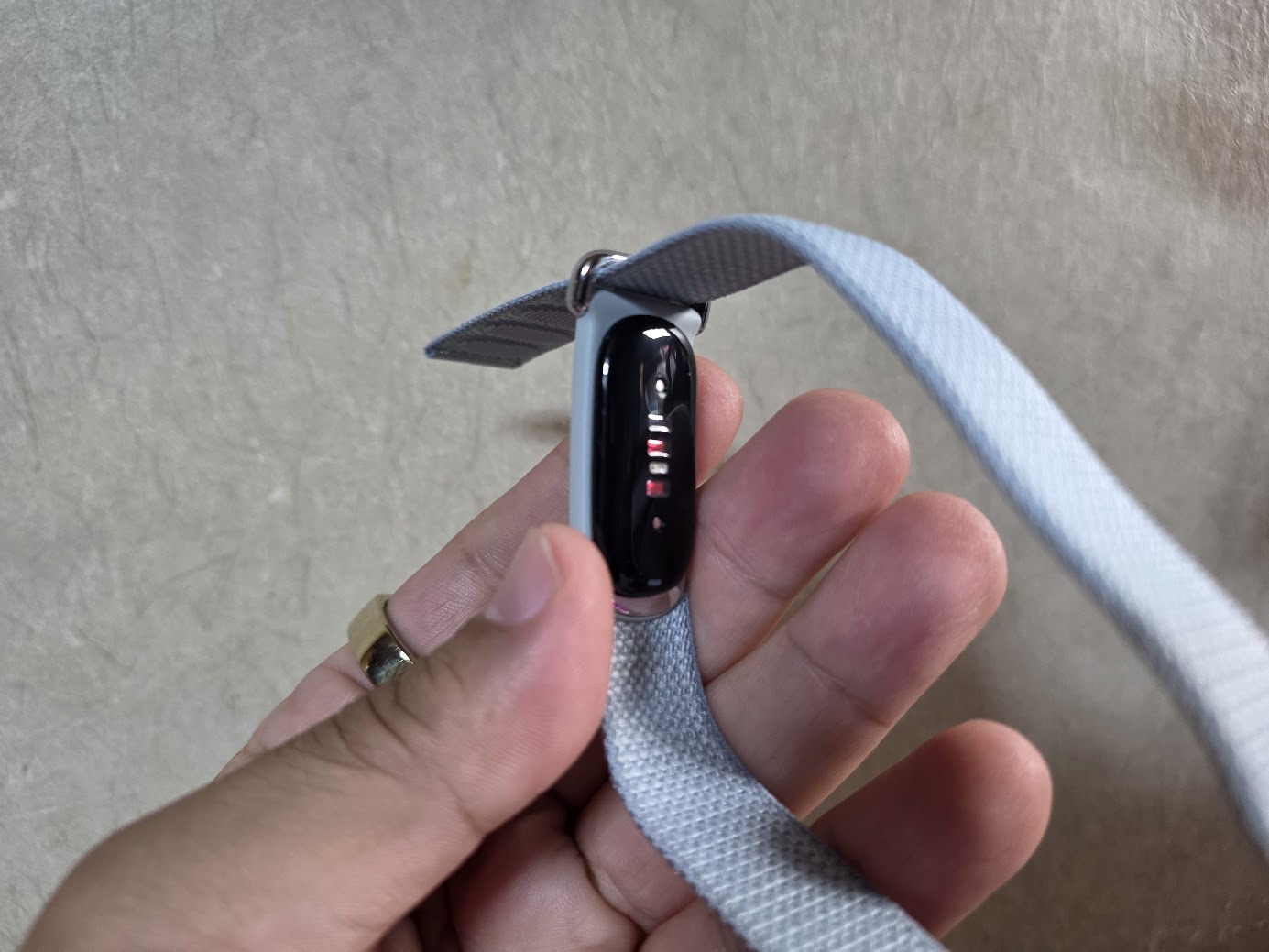 Fitbit Air本体。ディスプレイはなく、黒い楕円はセンサー部。布バンドにセンサーが乗っている見た目。