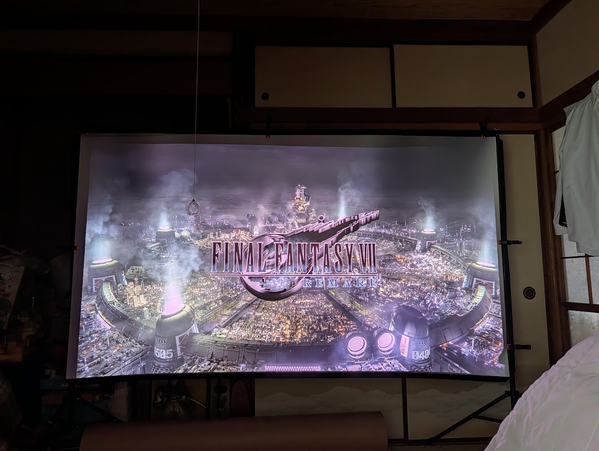 100インチスクリーンに映したファイナルファンタジーVII リメイクのタイトル画面