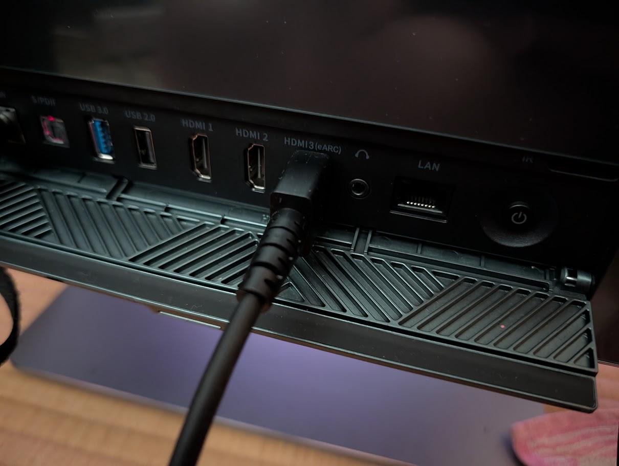 Valerion Pro2の背面端子。HDMI1、HDMI2、HDMI3(eARC)、USB、LANが並ぶ