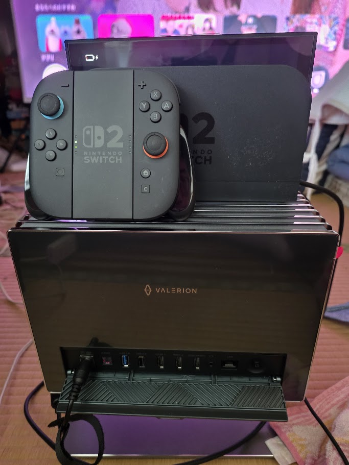 Valerion Pro2の上に置いたSwitch 2ドックとJoy-Con