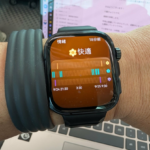 腕に着けたHUAWEI WATCH FIT 5 Proに、情緒「快適」と9月24日21時30分から9月25日9時30分までの情緒グラフが表示されている様子