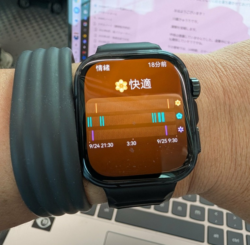 腕に着けたHUAWEI WATCH FIT 5 Proに、情緒「快適」と9月24日21時30分から9月25日9時30分までの情緒グラフが表示されている様子