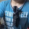 ネックマウントでInsta360 Luna Ultraを首から下げた様子
