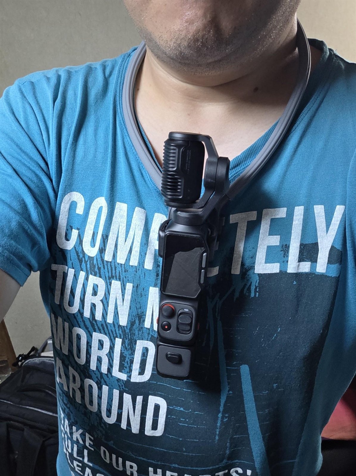 ネックマウントでInsta360 Luna Ultraを首から下げた様子