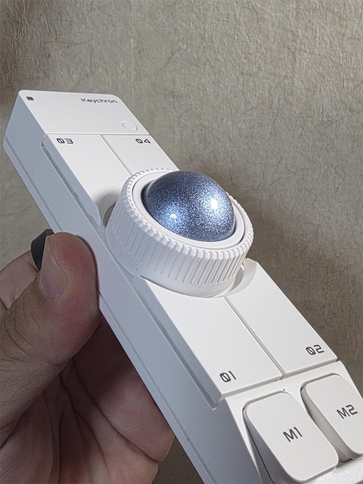 Keychron Nape Proを斜めから見たところ。コントロールダイヤルの形状がわかる
