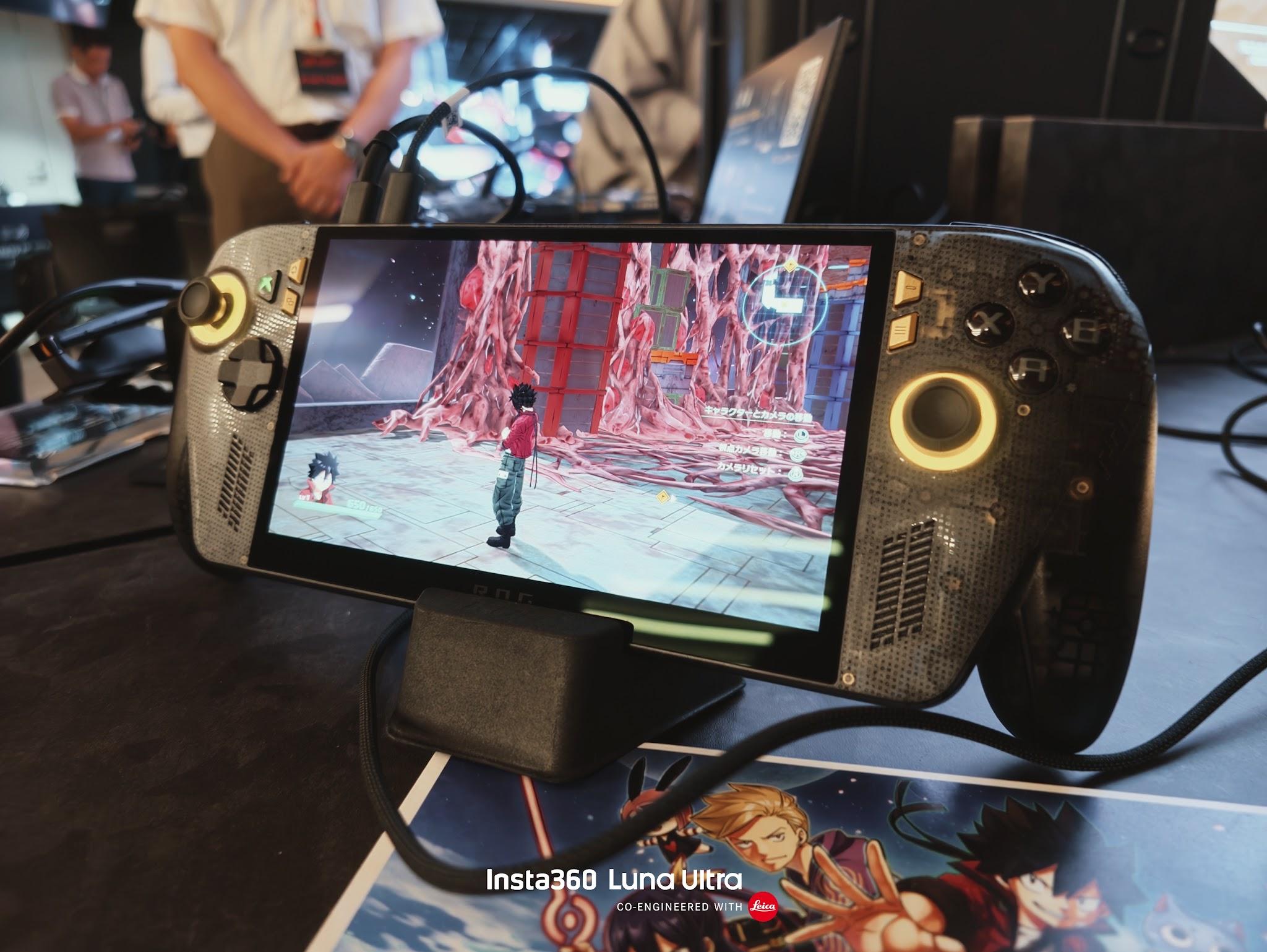 ROG XBOX Ally X20の正面。ゴールドのスティックリングと有機EL画面