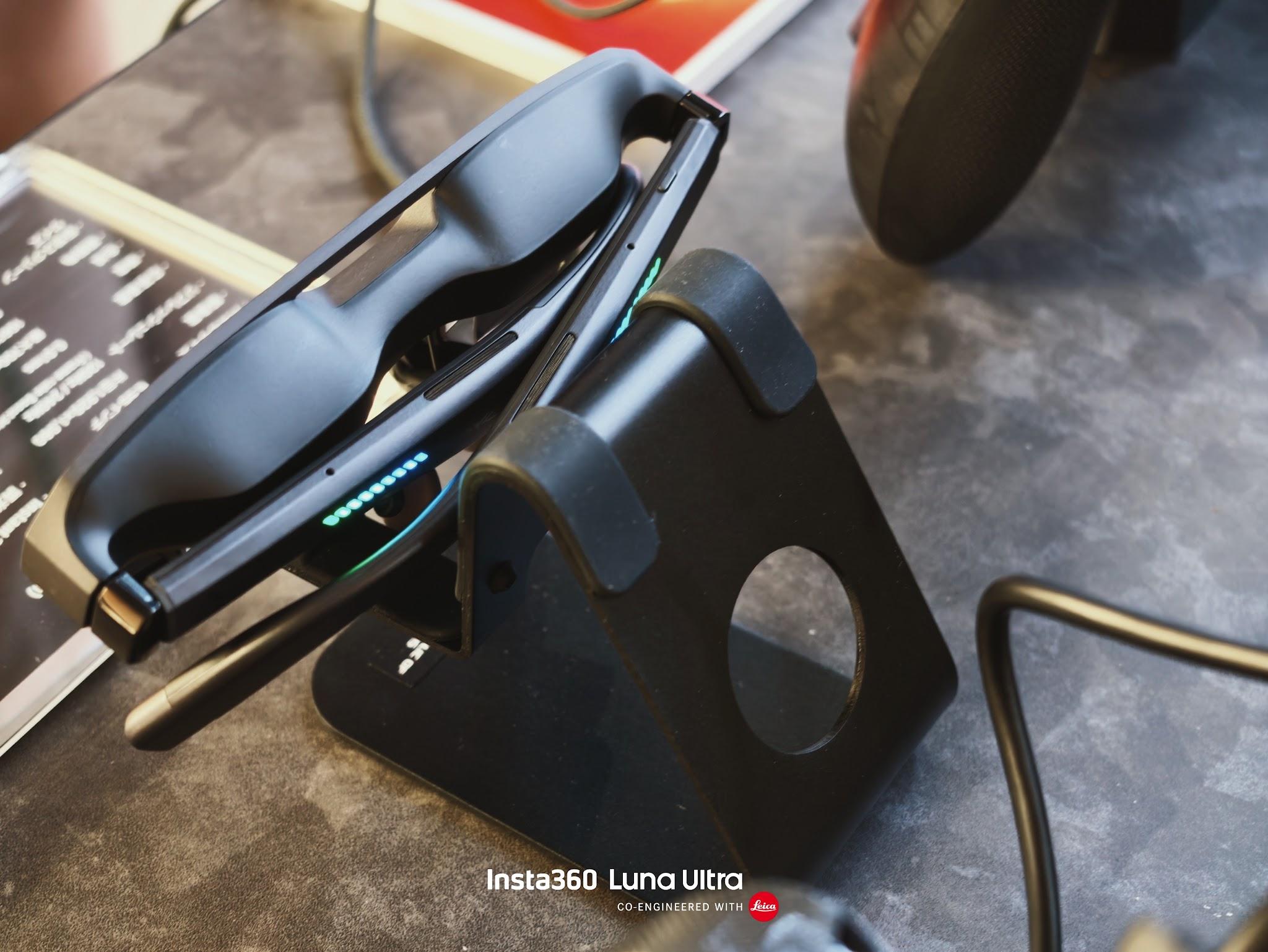 展示スタンドに置かれたROG XREAL R1ゲーミングARグラス