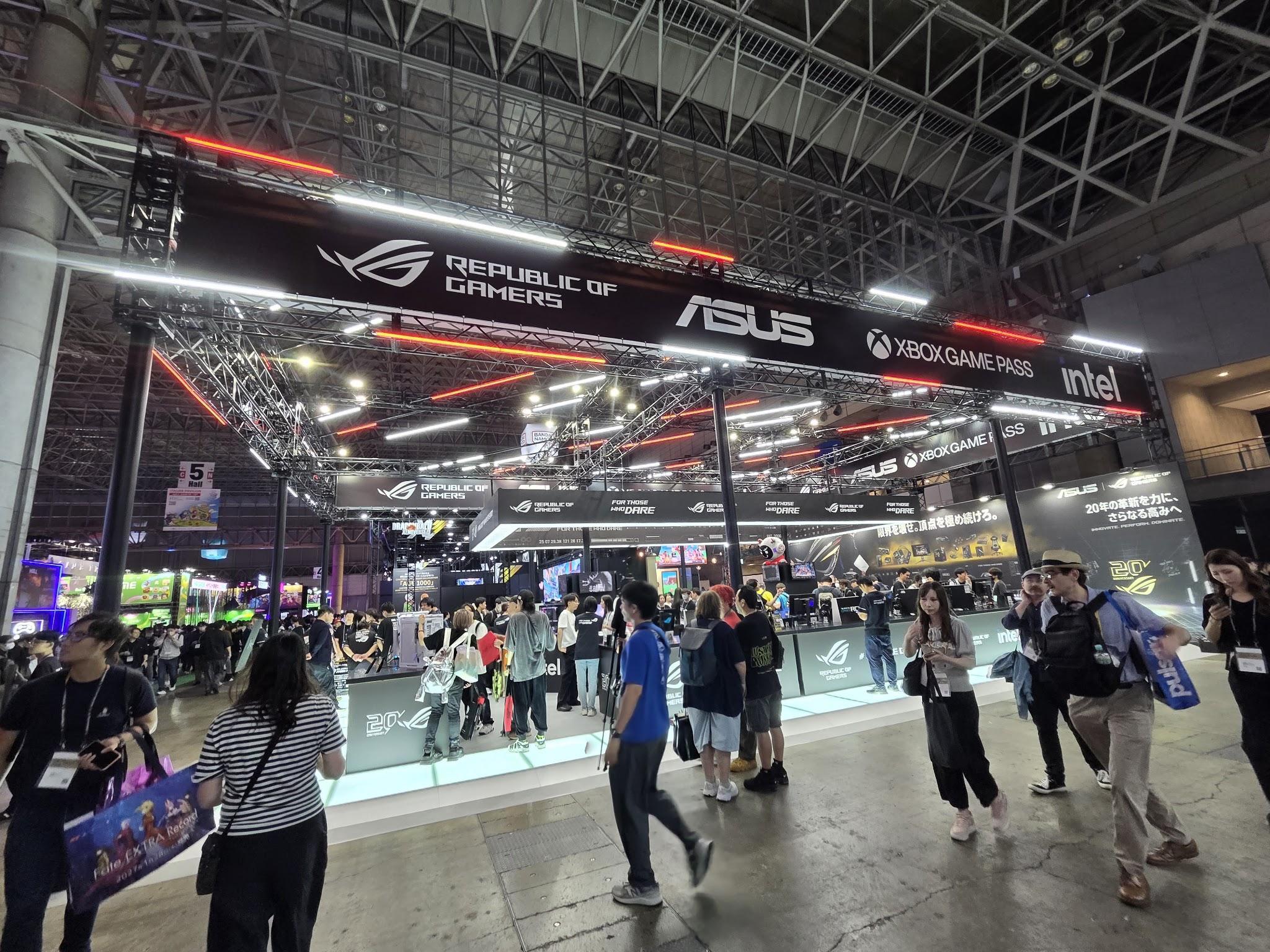 東京ゲームショウ2026のASUS・ROGブース外観。ROG、Xbox Game Pass、Intelの看板が並ぶ