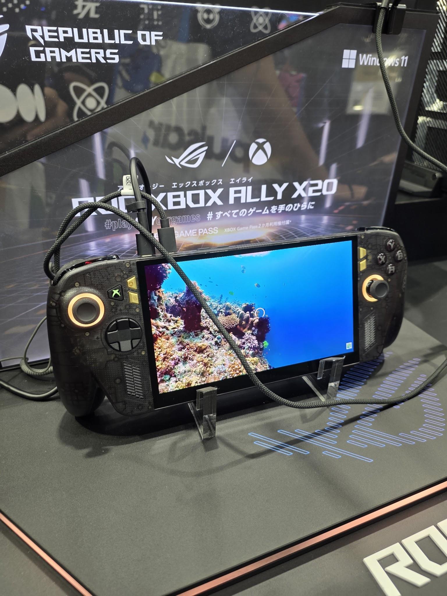 スケルトンブラックとゴールドのアクセントを採用したROG XBOX Ally X20の実機