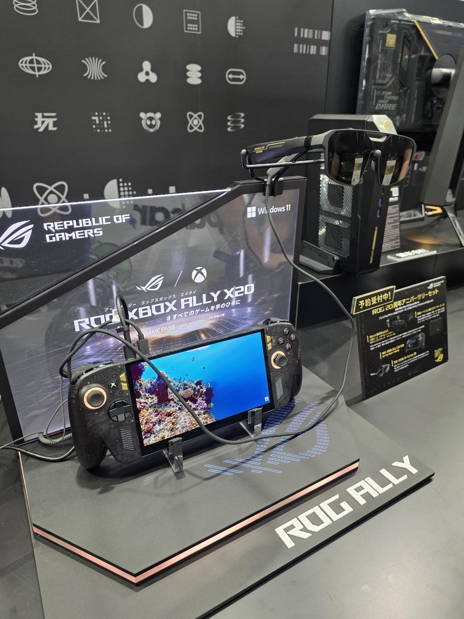 ゲームを動かした状態で展示されたROG XBOX Ally X20の試遊機