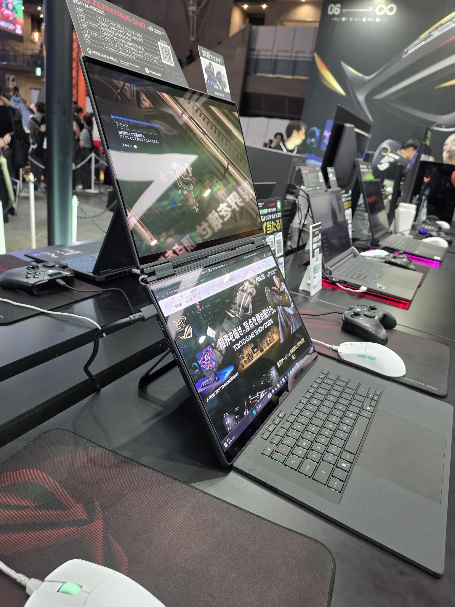 斜め横から見たROG Zephyrus Duo。下側ディスプレイを持ち上げた2画面構造が分かる
