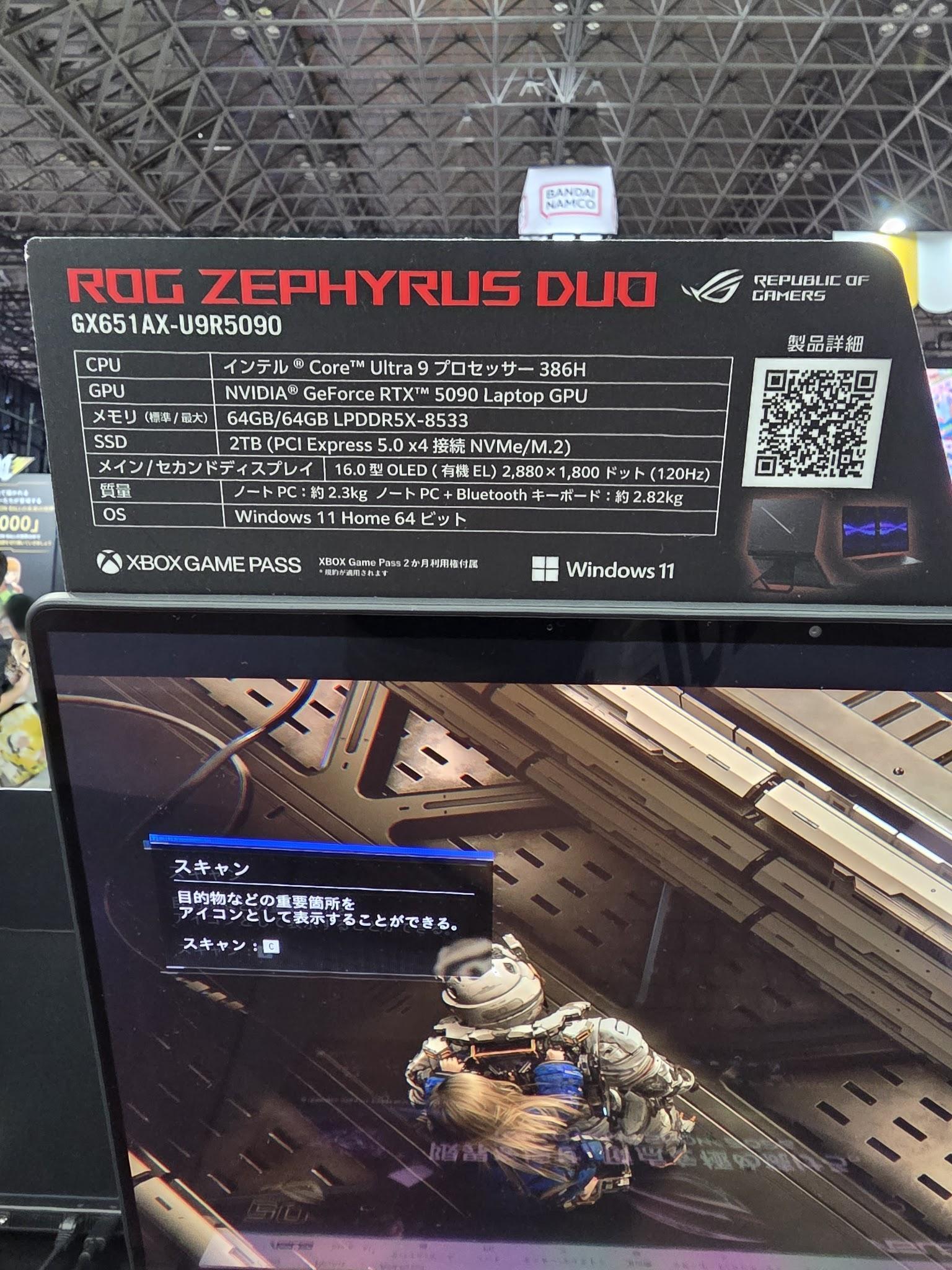 ROG Zephyrus Duo GX651AX-U9R5090の展示スペックカード。RTX 5090 Laptop GPUと64GBメモリを記載