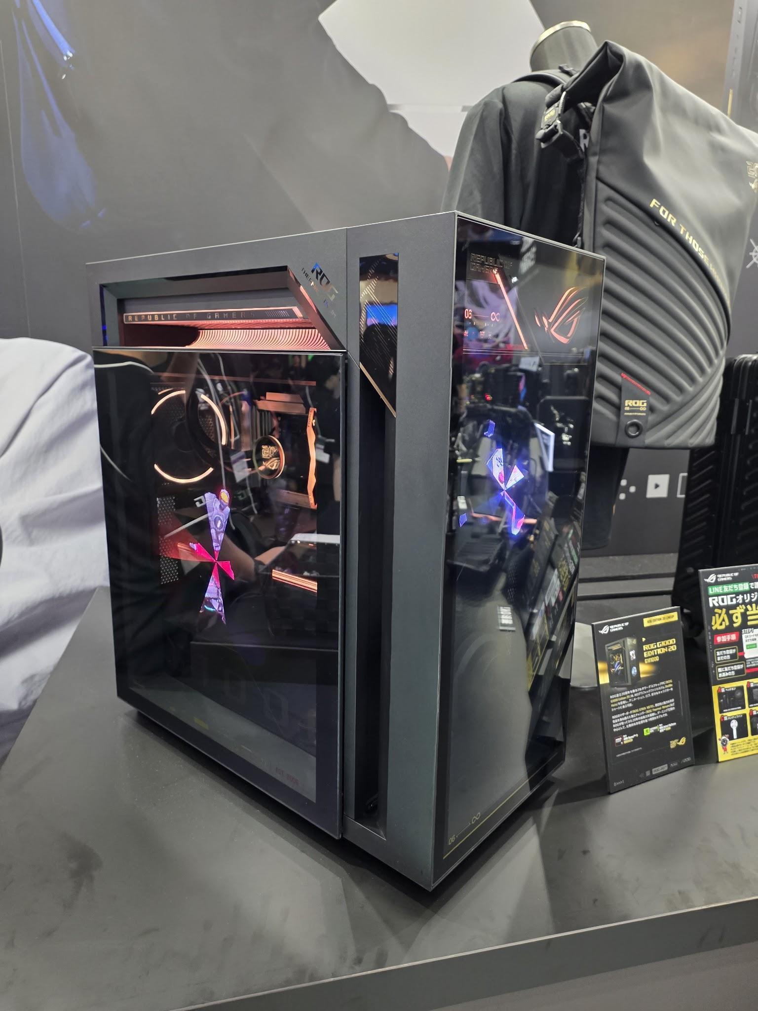 ROG 20周年カラーで組まれたガラスケースのデスクトップPC展示