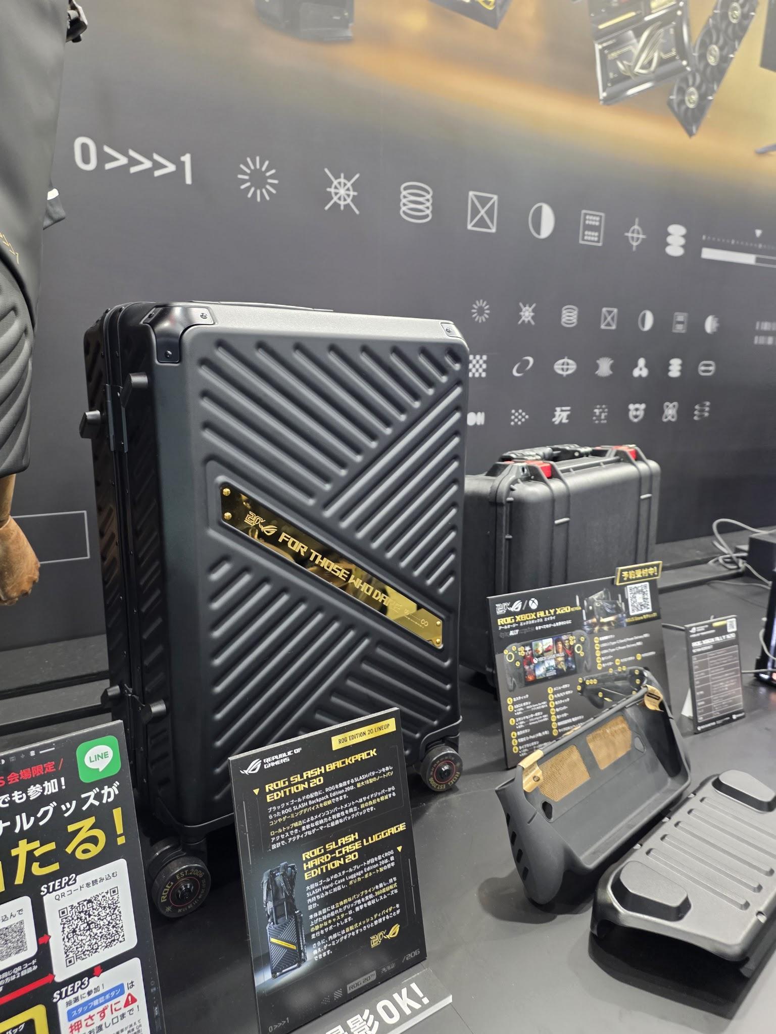 ROG SLASH HARD-CASE LUGGAGE EDITION 20の20周年記念スーツケース展示