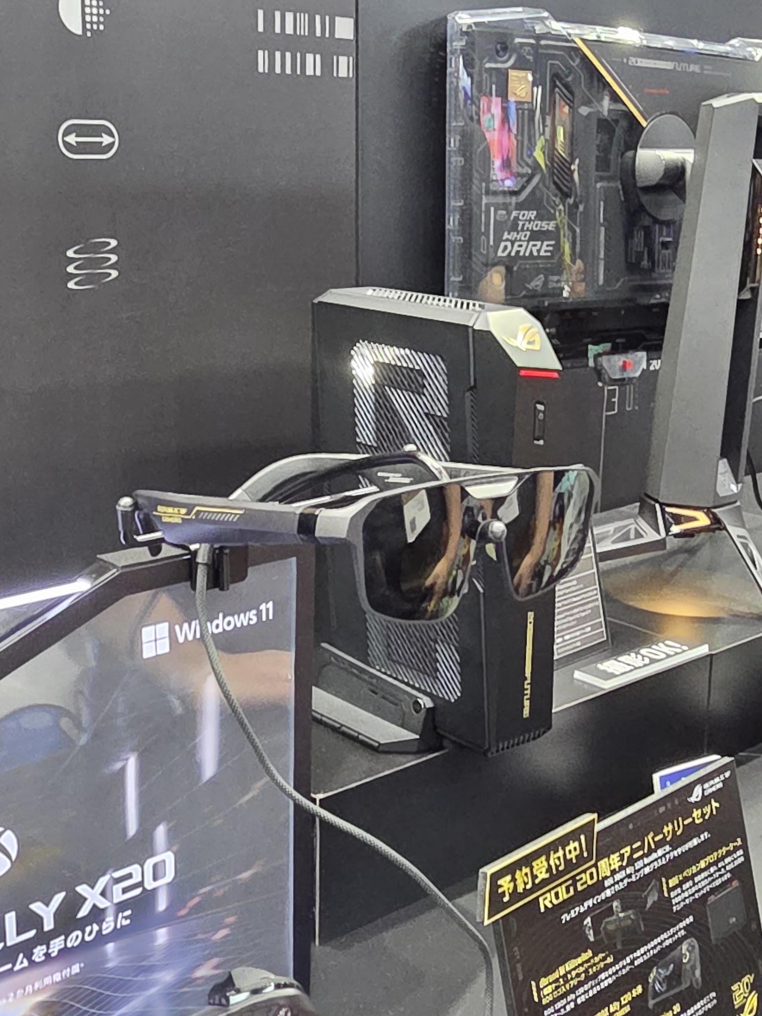 ROG XBOX Ally X20と並んで展示されたROG XREAL R1 Edition 20のARグラス