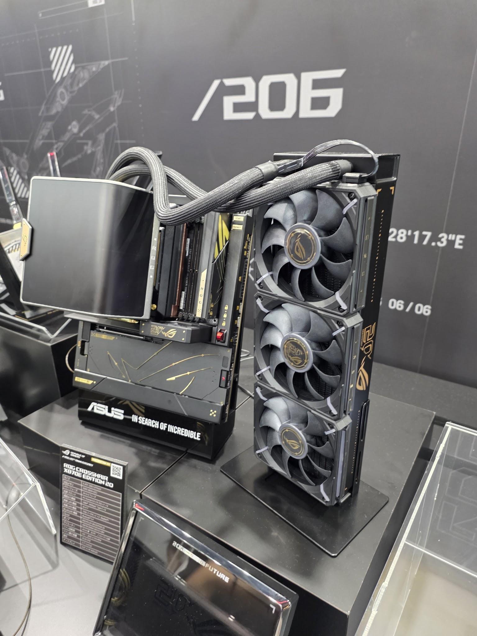 3基の大型ファンを備えたROG Astral GeForce RTX 5090 Edition 20のグラフィックスカード展示