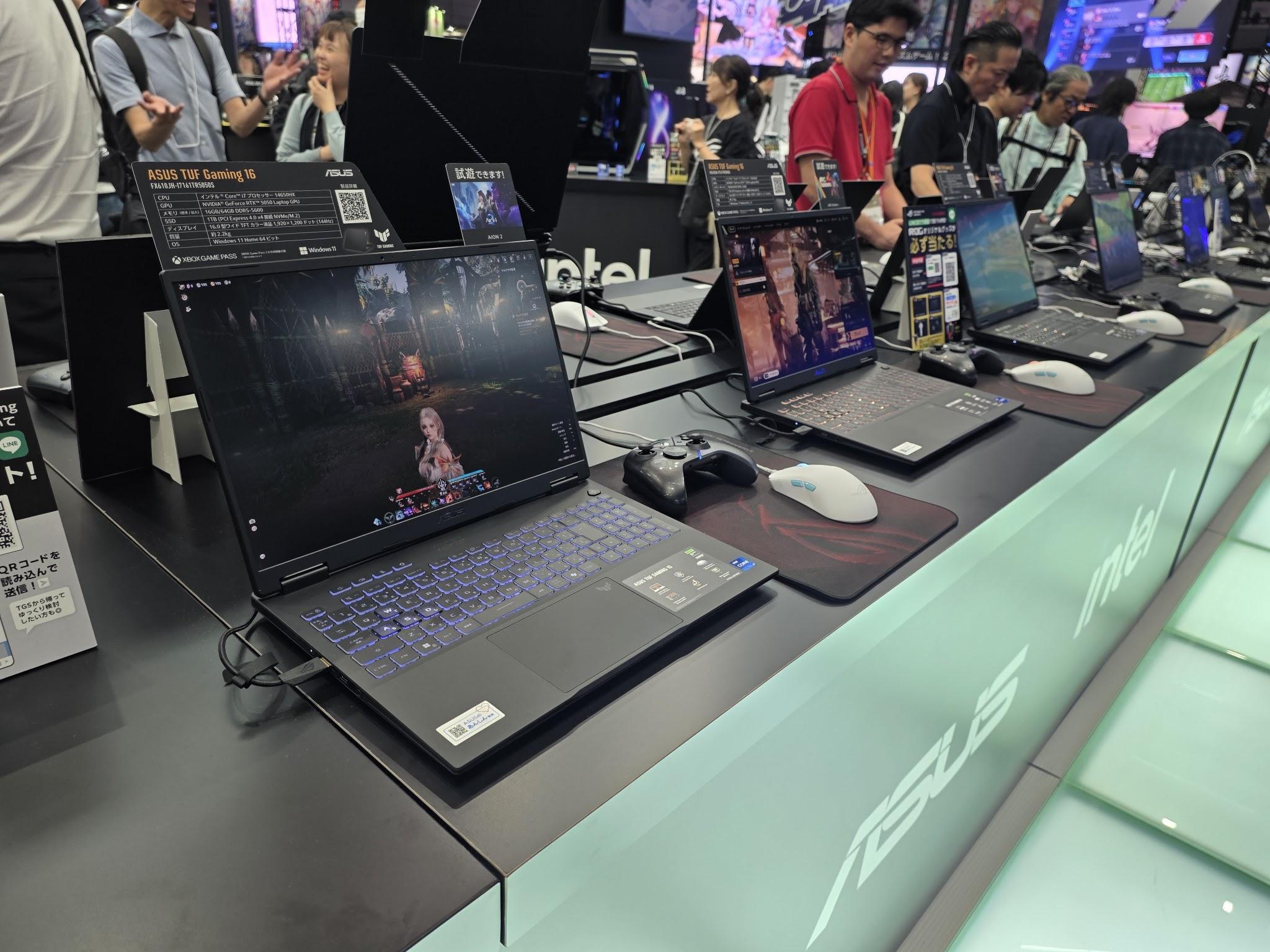 複数のASUS TUF GamingノートPCが並ぶ東京ゲームショウ2026の試遊台