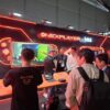 東京ゲームショウ2026のONEXPLAYERブース。試遊台の前に来場者が集まっている