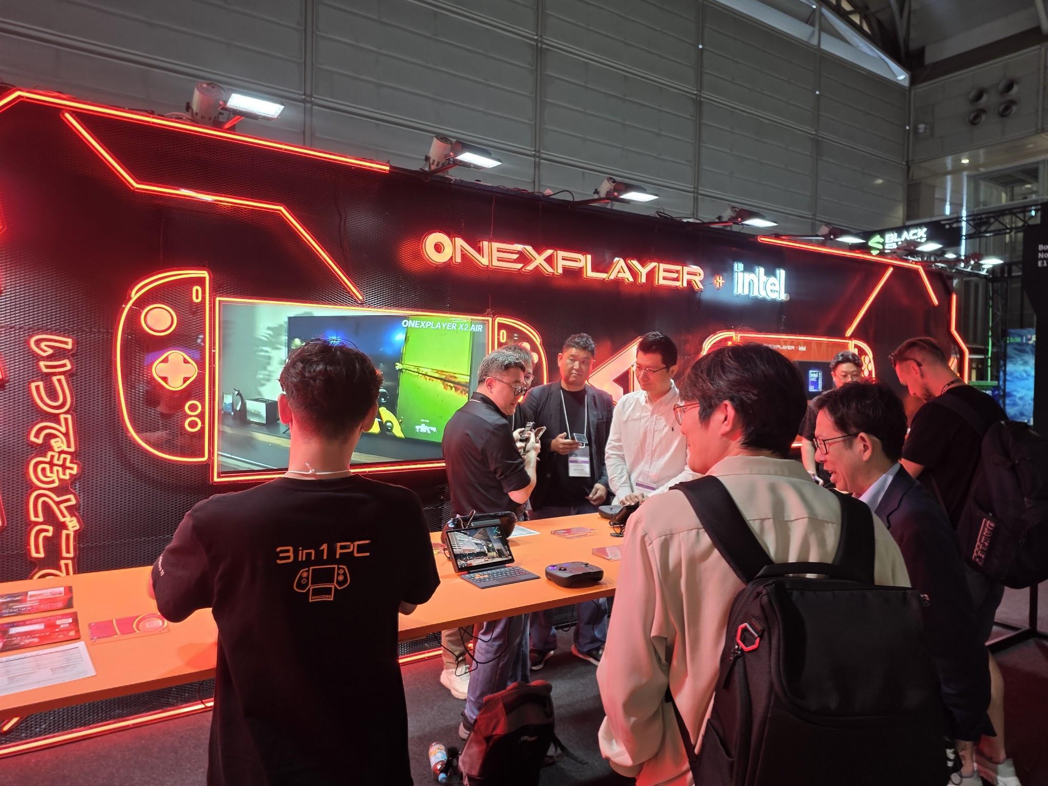 東京ゲームショウ2026のONEXPLAYERブース。試遊台の前に来場者が集まっている