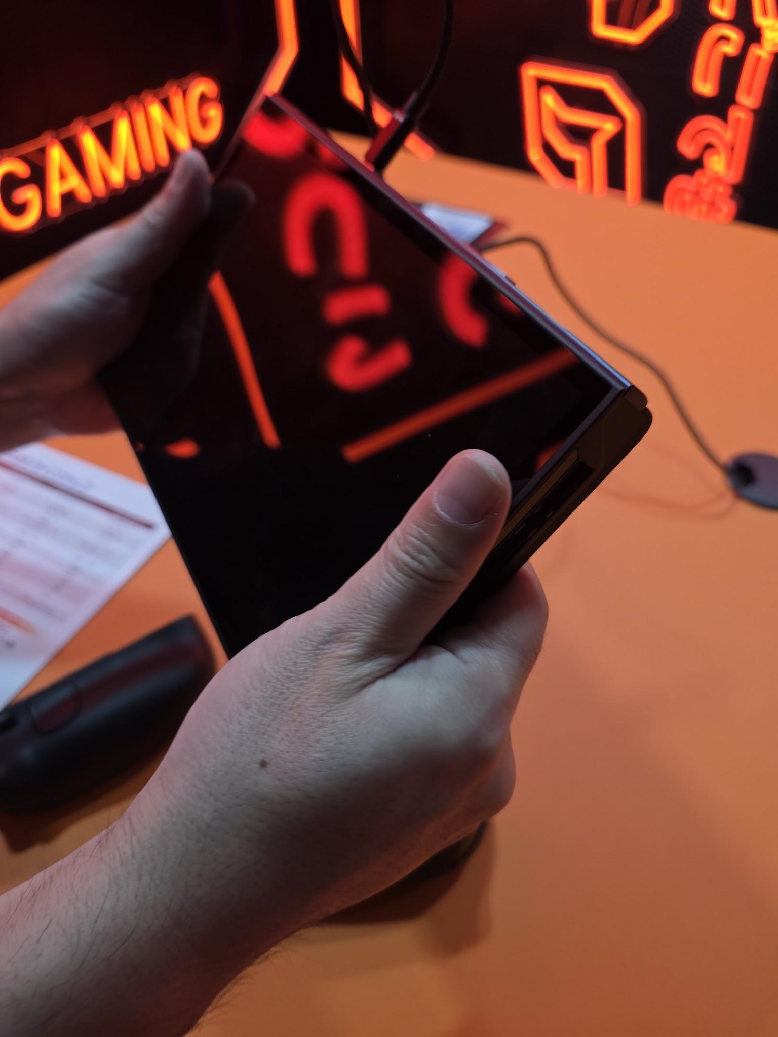 コントローラーを外したOneXPlayer 3の背面。背面スタンドを出した状態