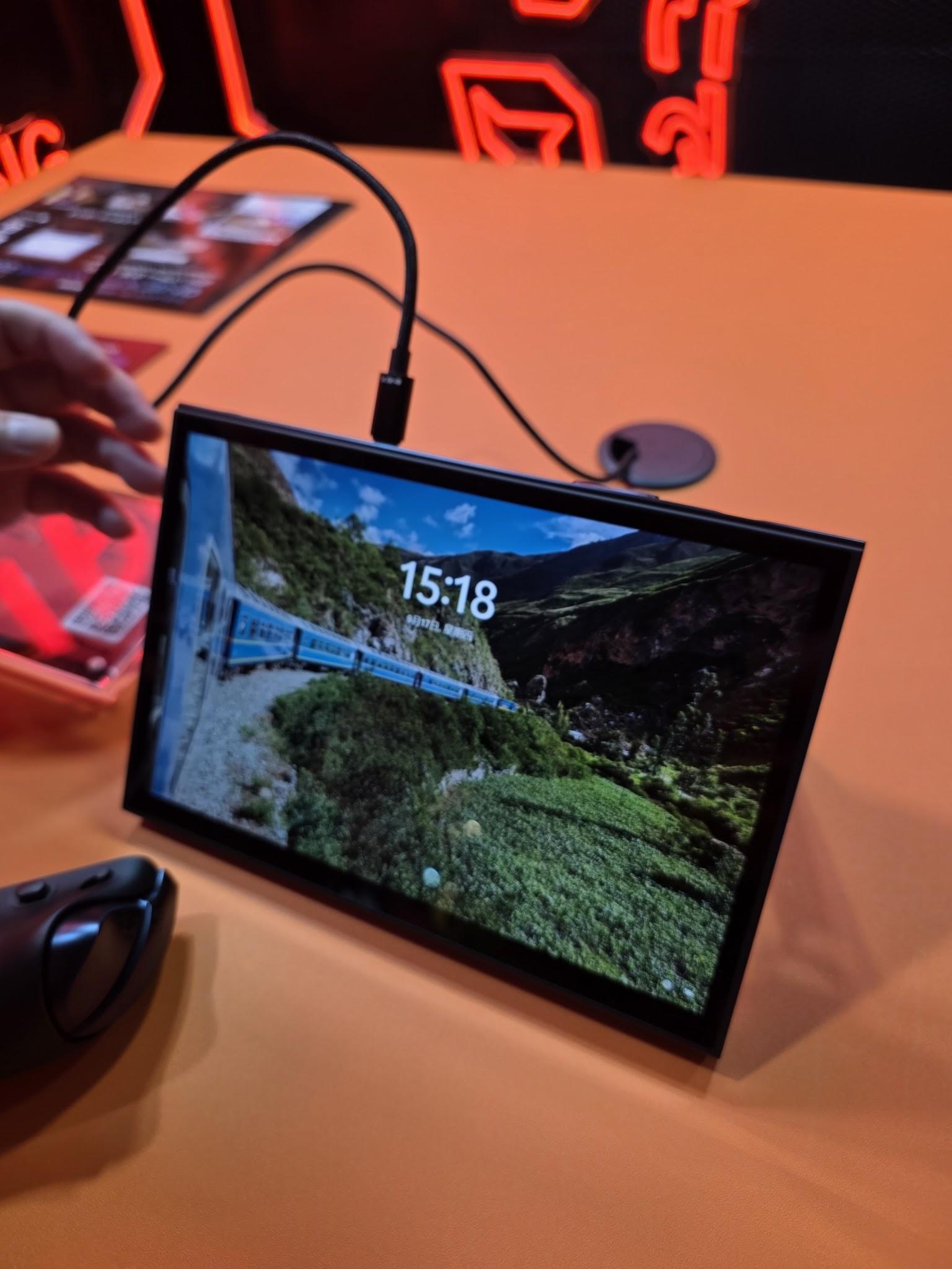 背面スタンドで自立したOneXPlayer 3をタブレットとして使う展示