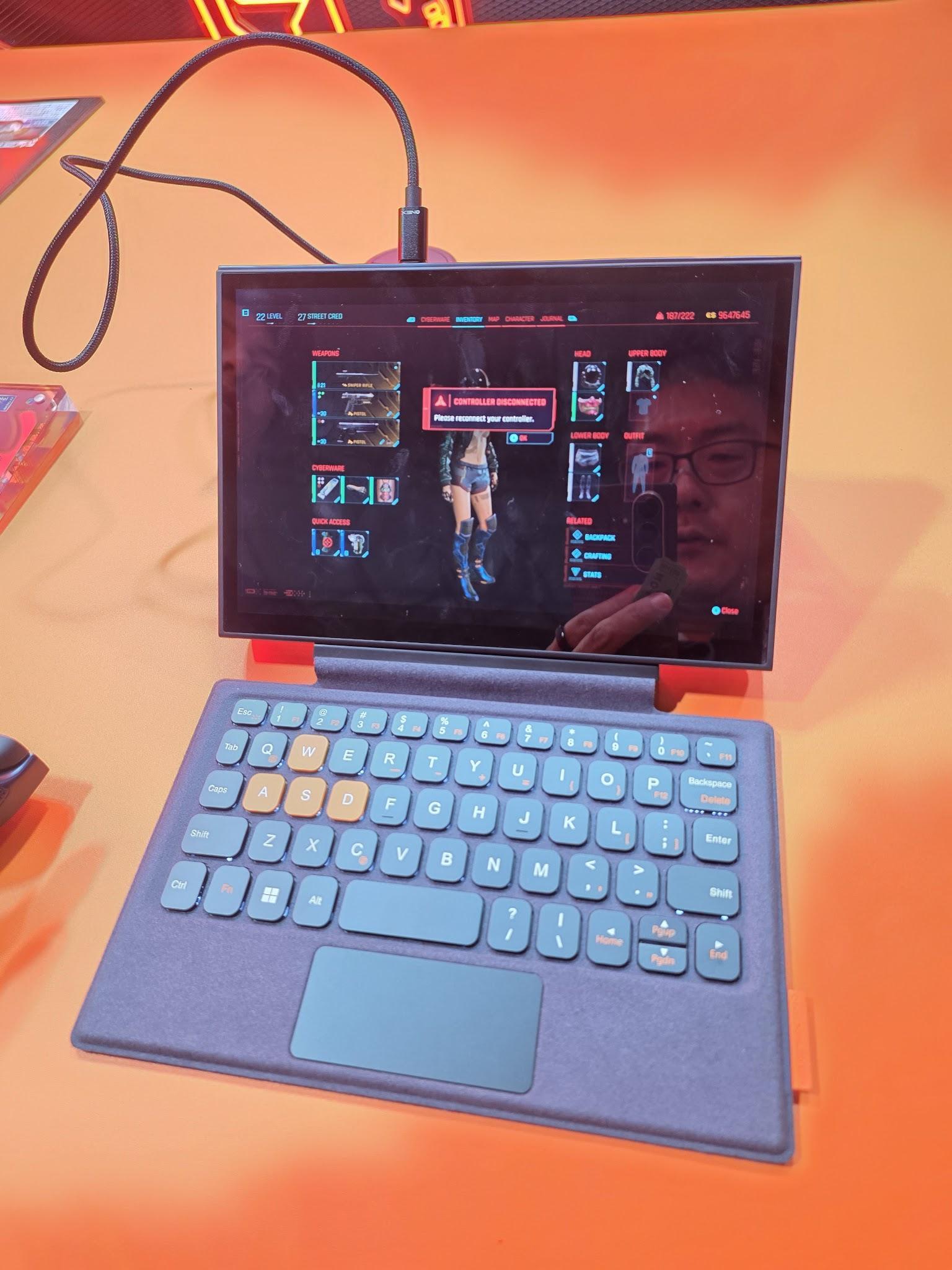 マグネット式キーボードを接続したOneXPlayer 3。小型ノートPCのような形で展示されている
