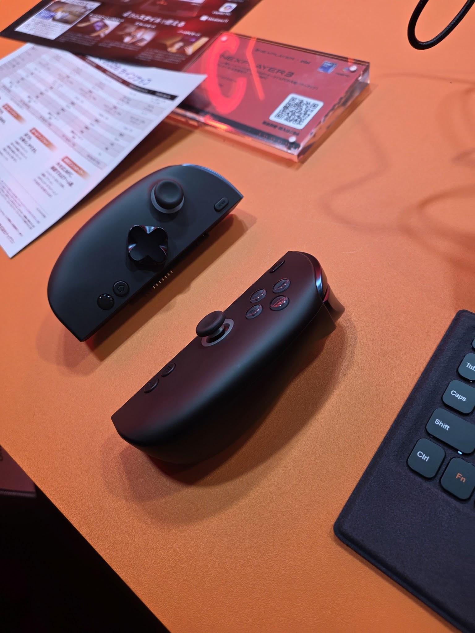 OneXPlayer 3用の左右着脱式コントローラーを机に置いた展示