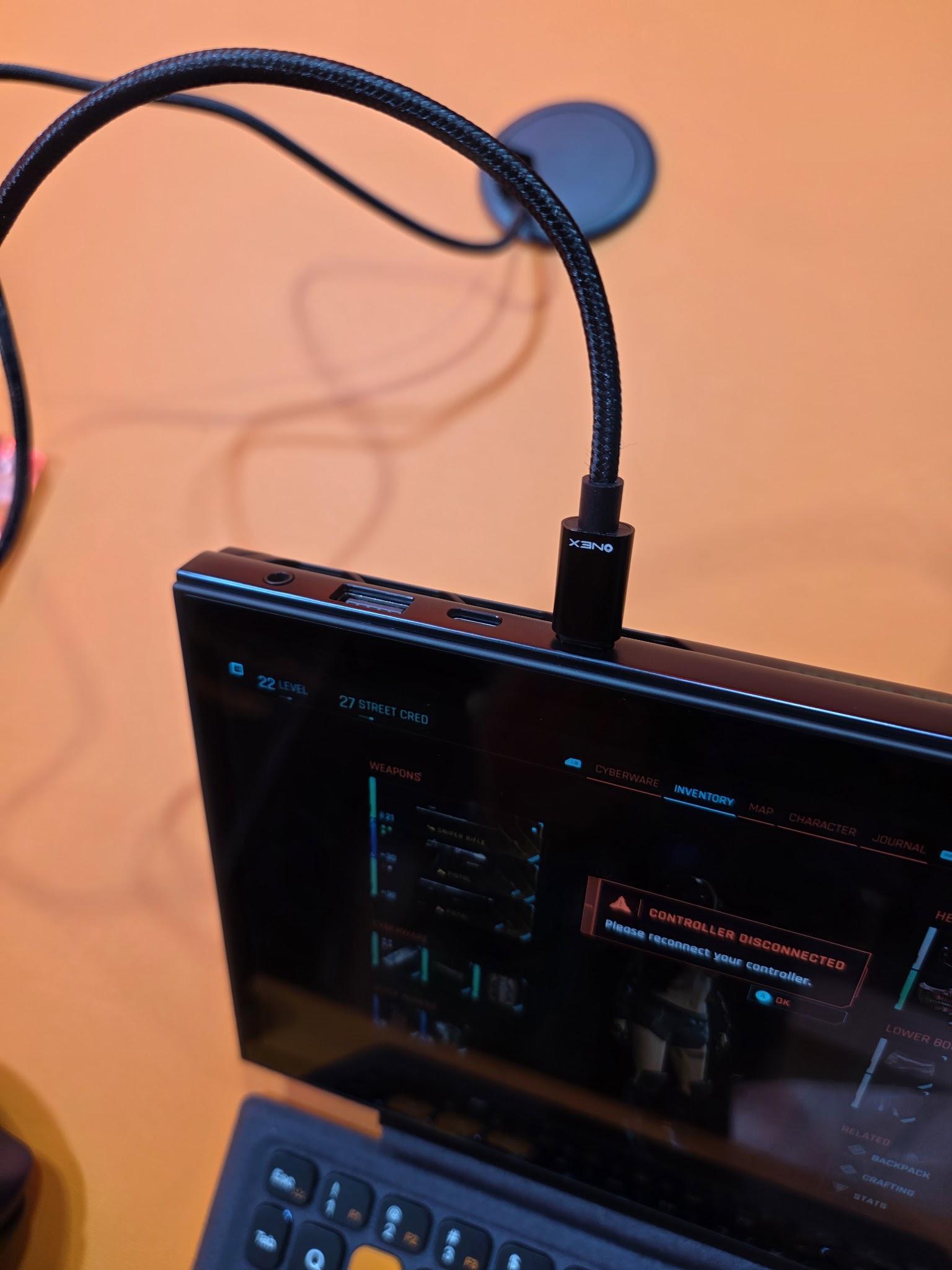 背面スタンドを出したOneXPlayer 3の側面。ポートと本体の厚みが見える