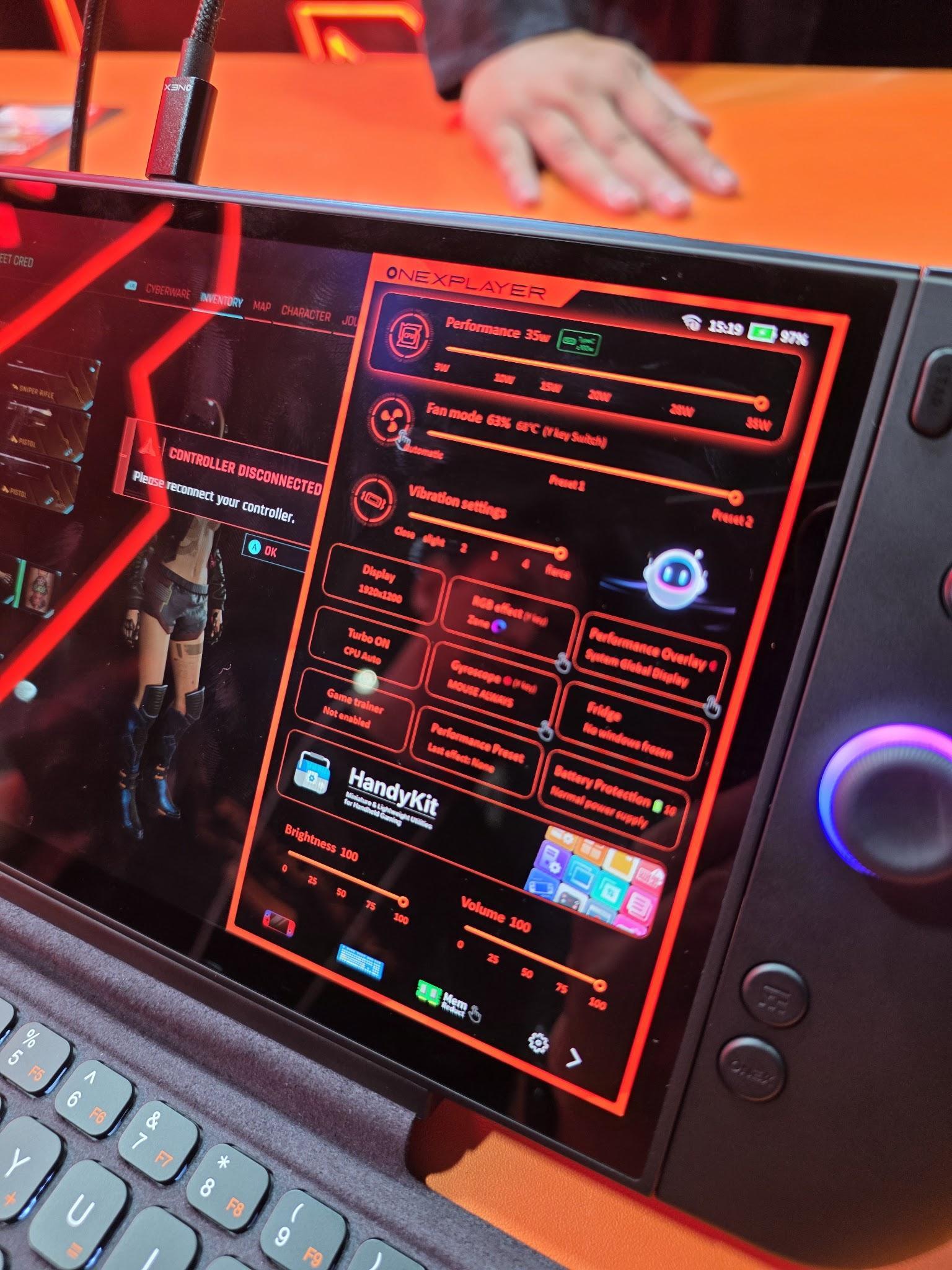 ゲームランチャーと本体設定画面を表示するOneXPlayer 3の試遊機