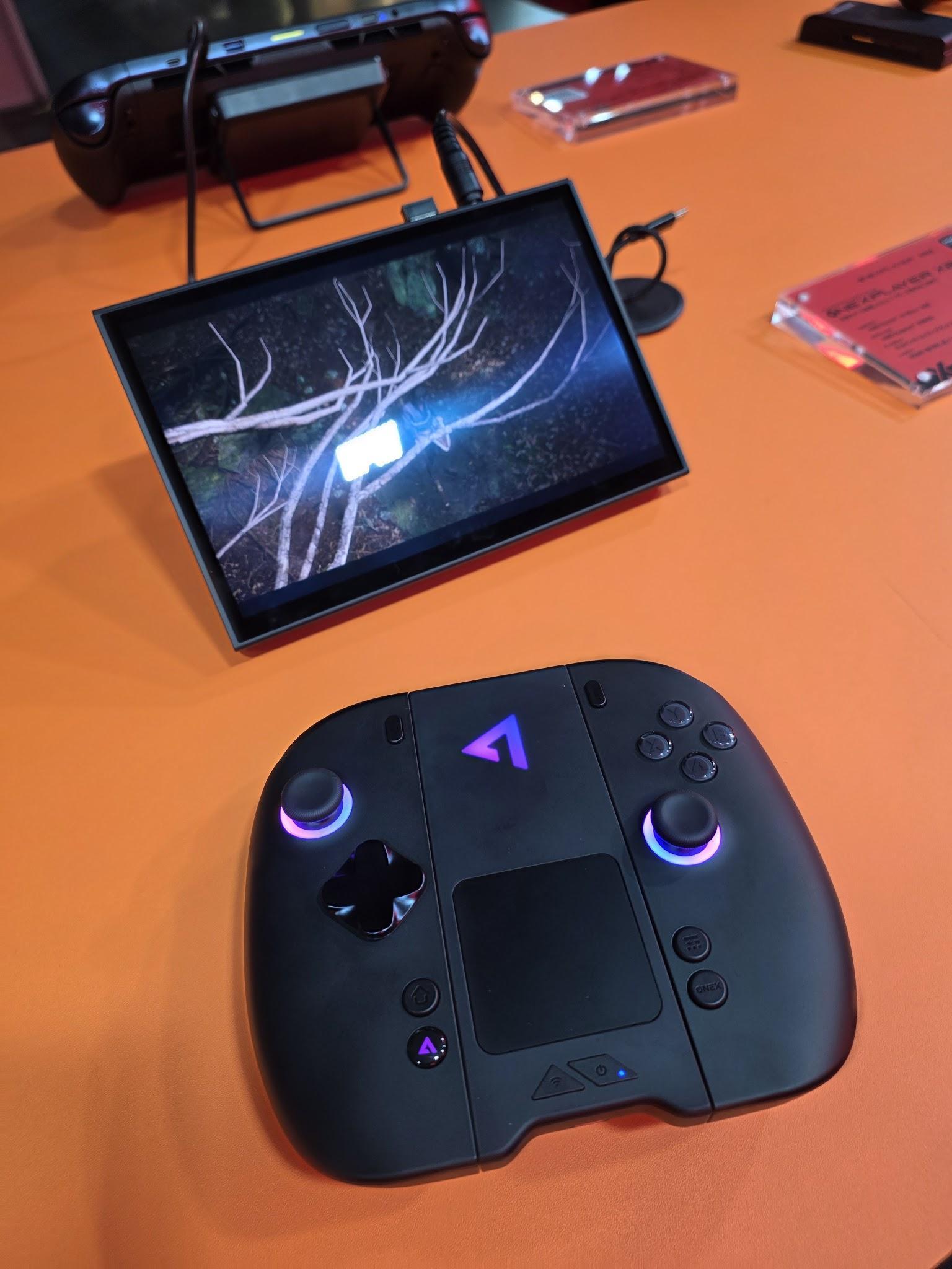 ワイヤレスコントローラーコネクターとOneXPlayer 3タブレットを並べた展示