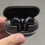 SOUNDPEATS Air6 Proの充電ケースを開けてイヤホンを収めた状態