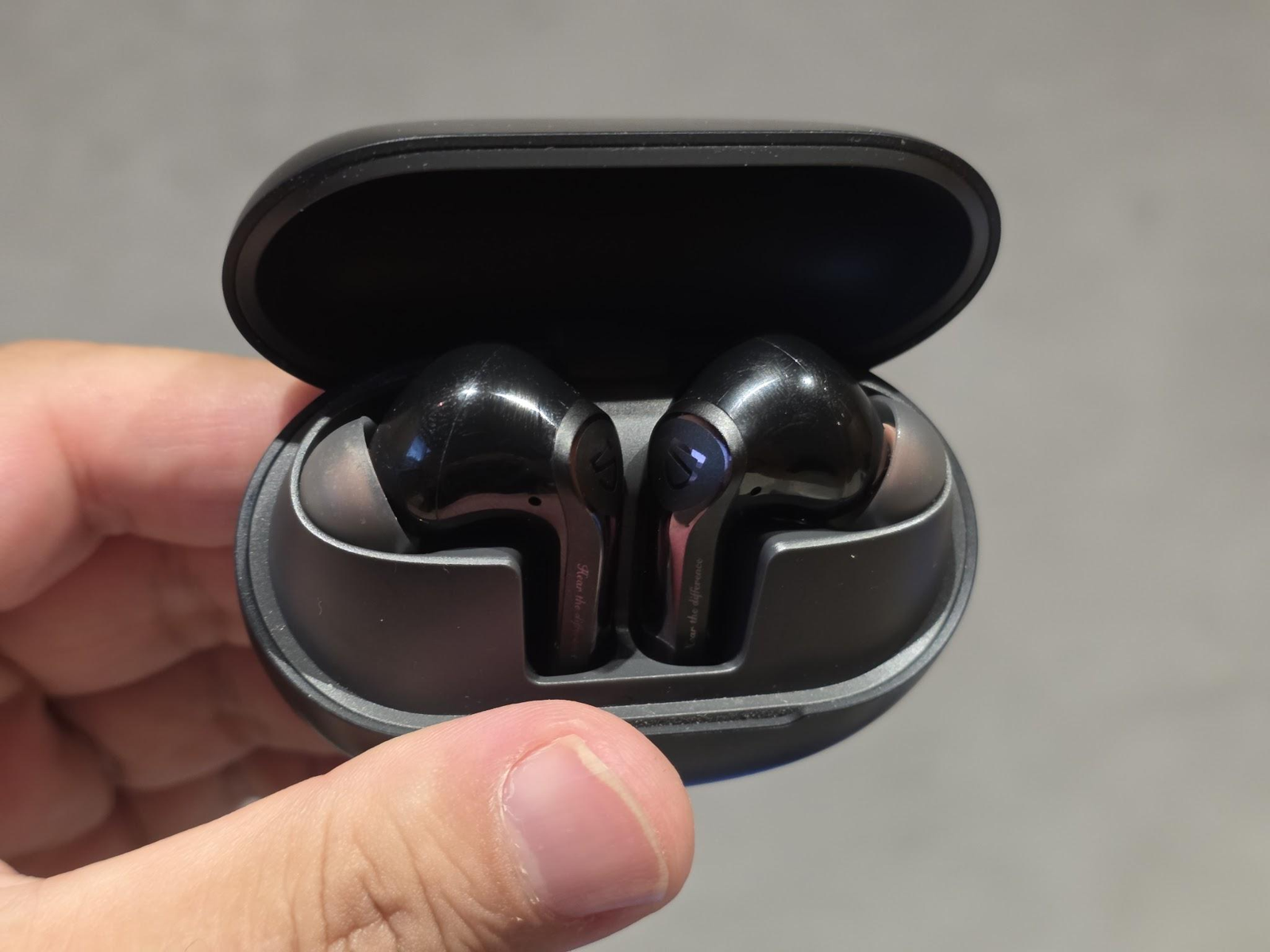 SOUNDPEATS Air6 Proの充電ケースを開けてイヤホンを収めた状態