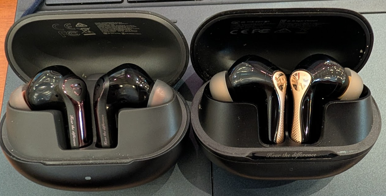SOUNDPEATS Air6 ProとAir5 Pro+の充電ケースを並べた写真