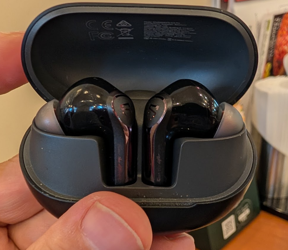 SOUNDPEATS Air6 Proの充電ケースを開けたところ