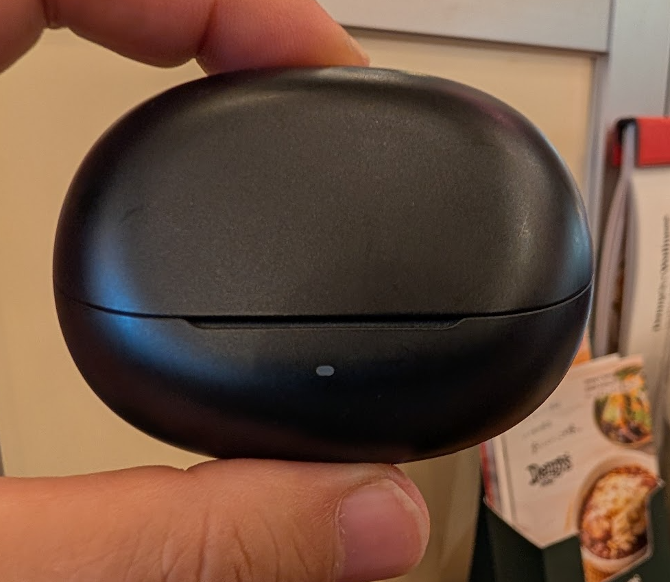 SOUNDPEATS Air6 Proの充電ケース前面