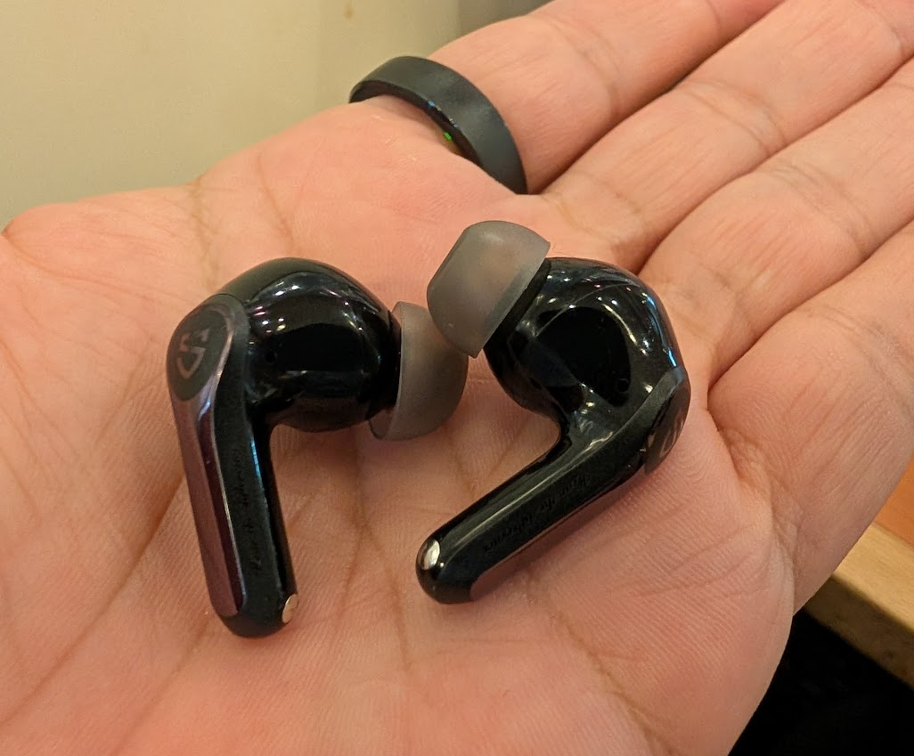 手のひらにのせたSOUNDPEATS Air6 Proのイヤホン