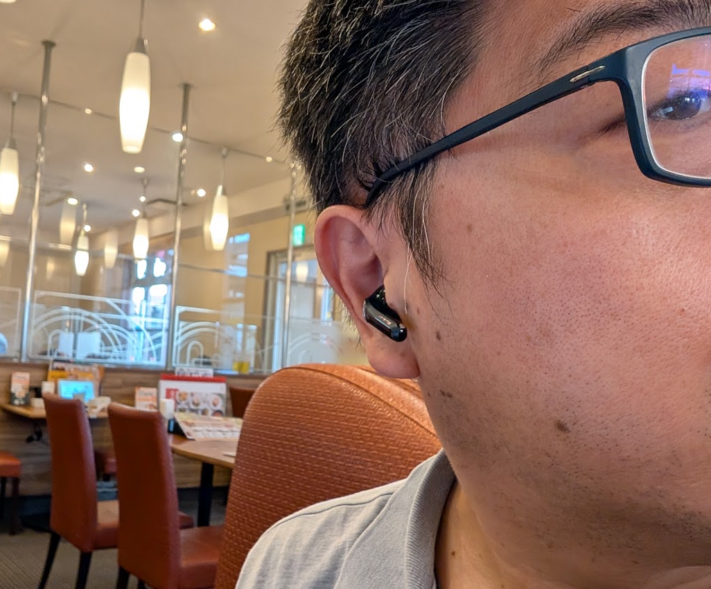 SOUNDPEATS Air6 Proを装着した様子(横から)