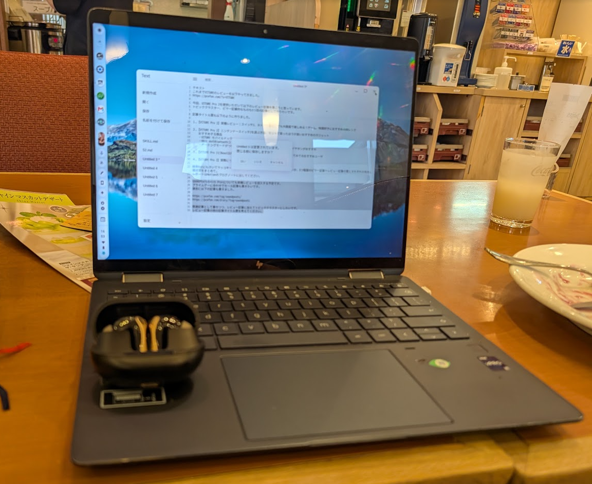 カフェでノートパソコンとSOUNDPEATS Air6 Proを使って作業している様子