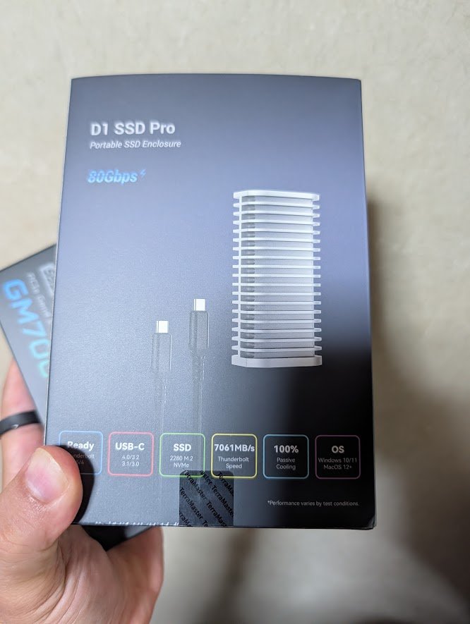 TERRAMASTER D1 SSD Proのパッケージ(80Gbps・7061MB/s・ファンレス冷却の表記)
