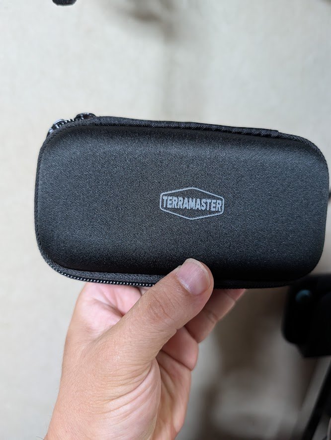 TERRAMASTERロゴ入りの付属キャリングケース