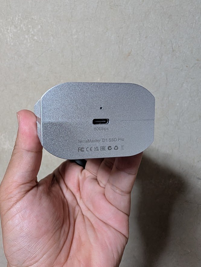 D1 SSD Proの端面にあるUSB Type-Cポート(80Gbps)とステータスLED