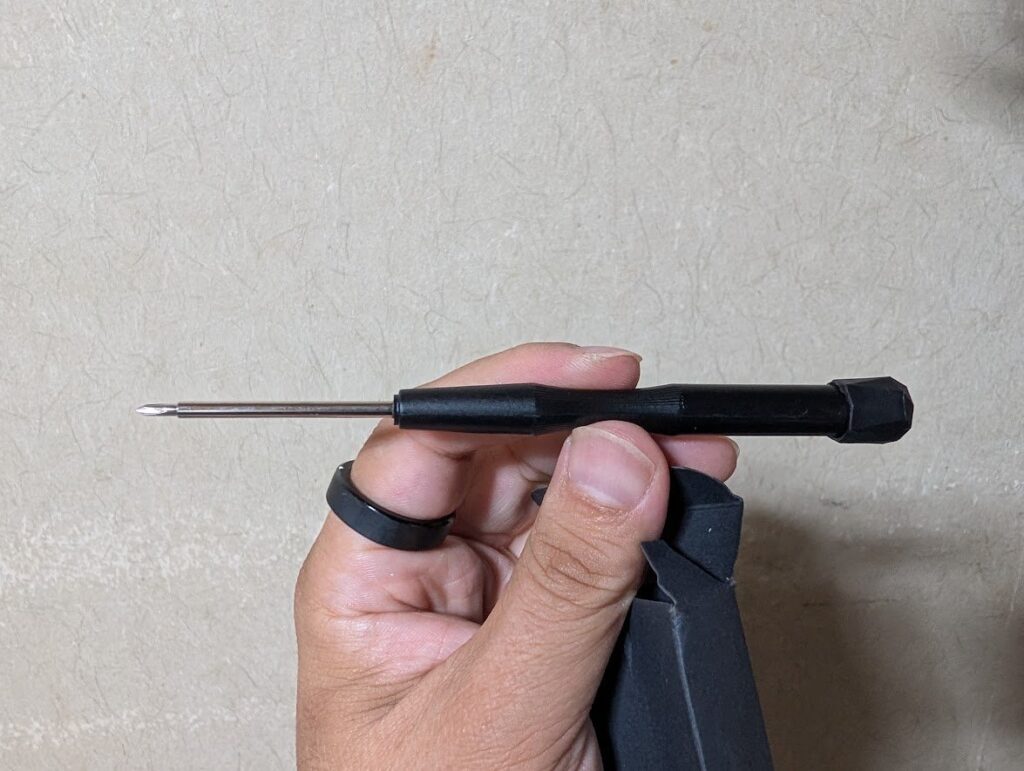 付属の精密プラスドライバー