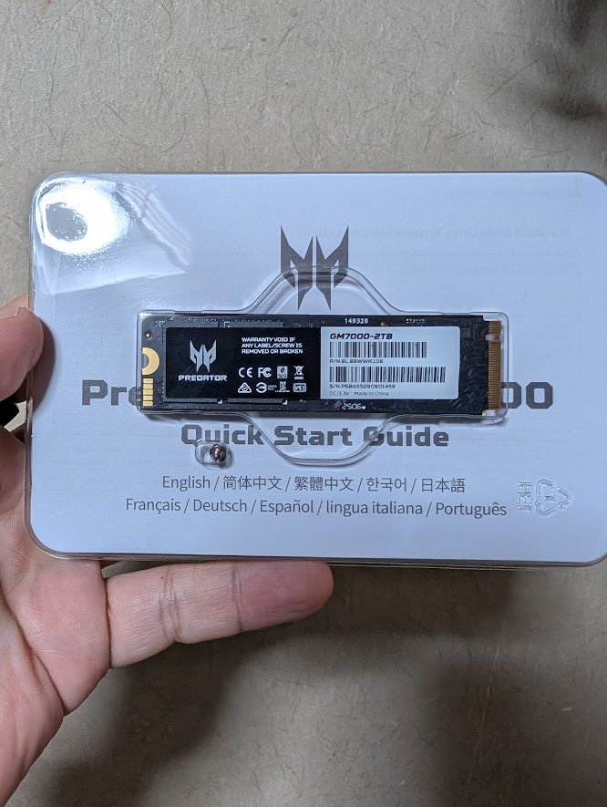 トレーに収まったAcer Predator GM7000 2TB(M.2 2280)とクイックスタートガイド