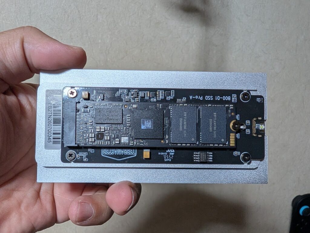 D1 SSD Proの基板にAcer Predator GM7000を取り付けた状態(横向き)