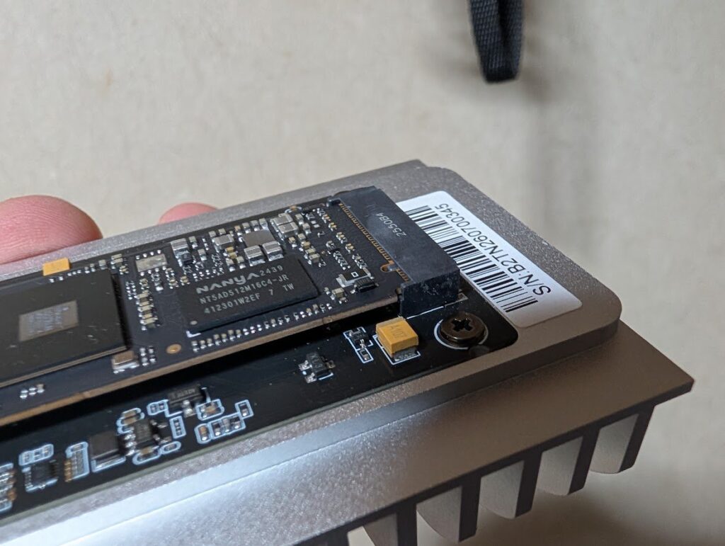 M.2コネクタに差し込んだGM7000とNANYA製DRAMキャッシュチップのアップ