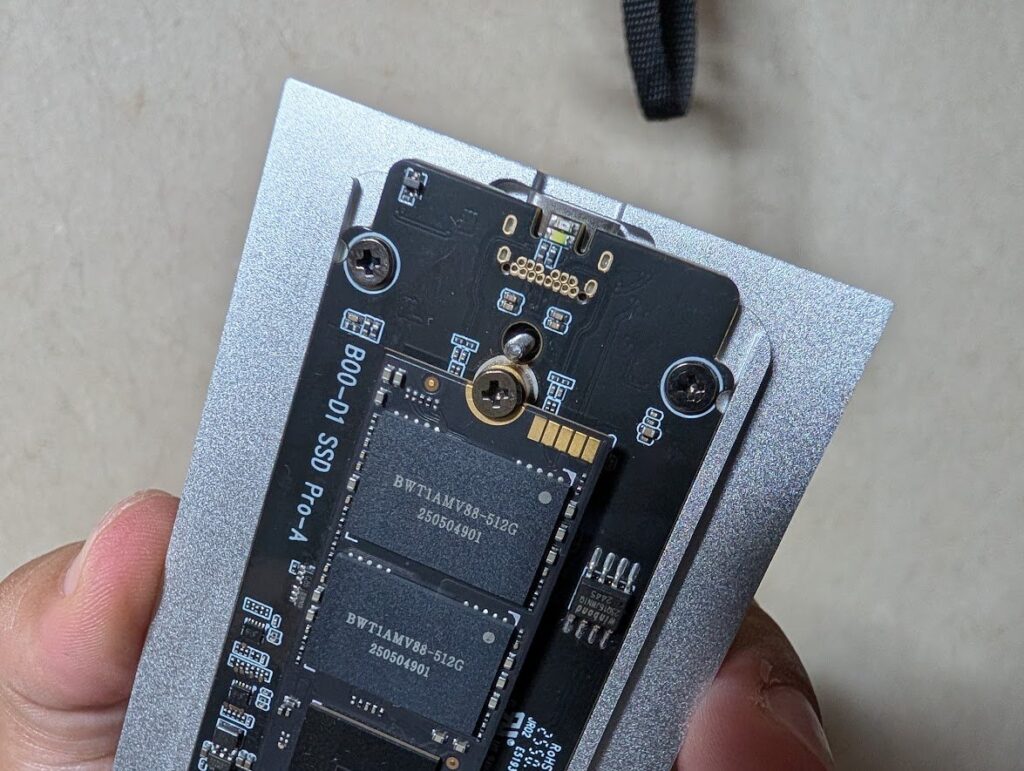 GM7000の端をネジで固定した部分のアップ