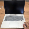 木のテーブルの上で開いたHP ProBook 4 G2a 14 AI PC