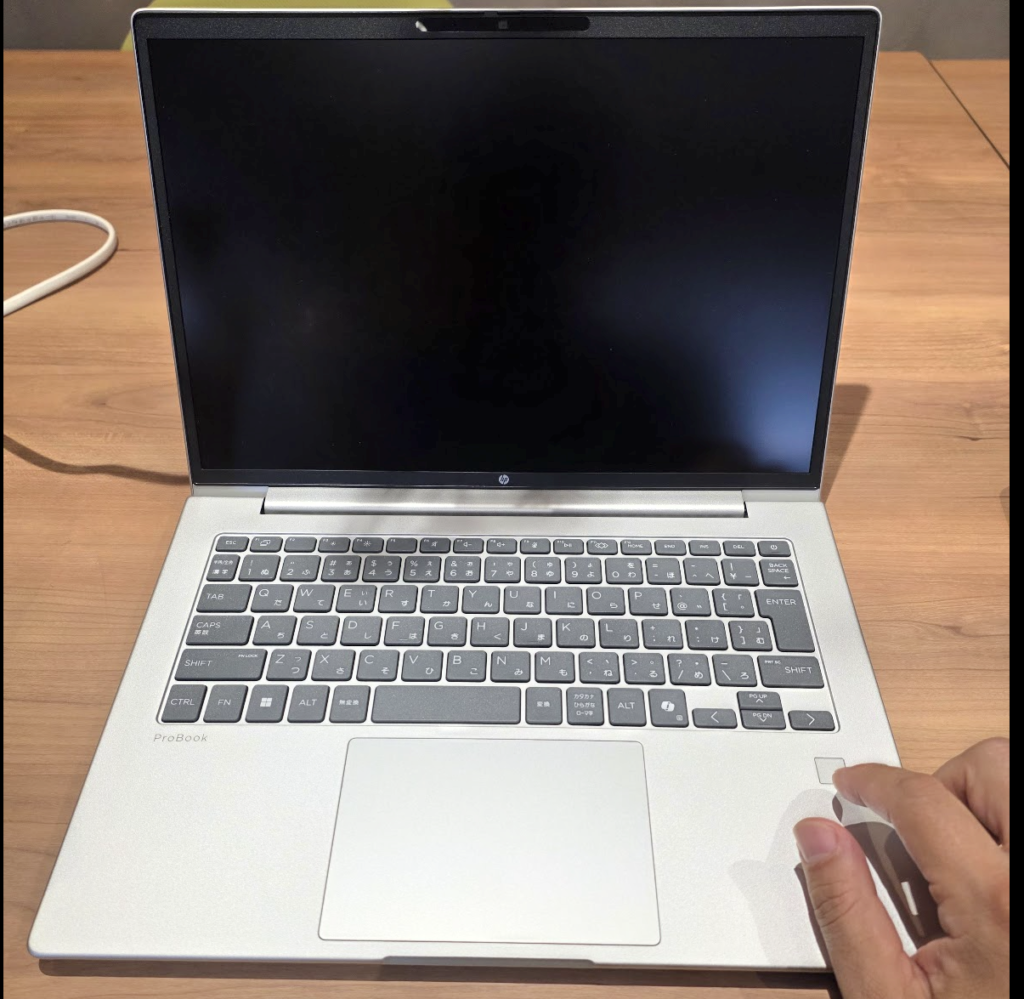 木のテーブルの上で開いたHP ProBook 4 G2a 14 AI PC