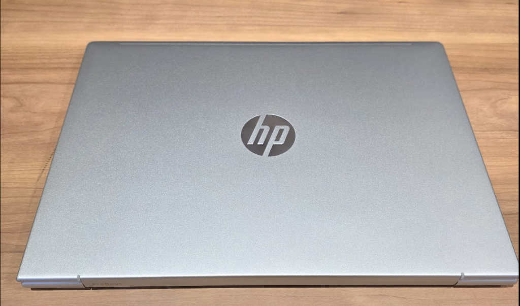閉じた状態のHP ProBook 4 G2a 14 AI PCの天板。中央にhpのロゴ